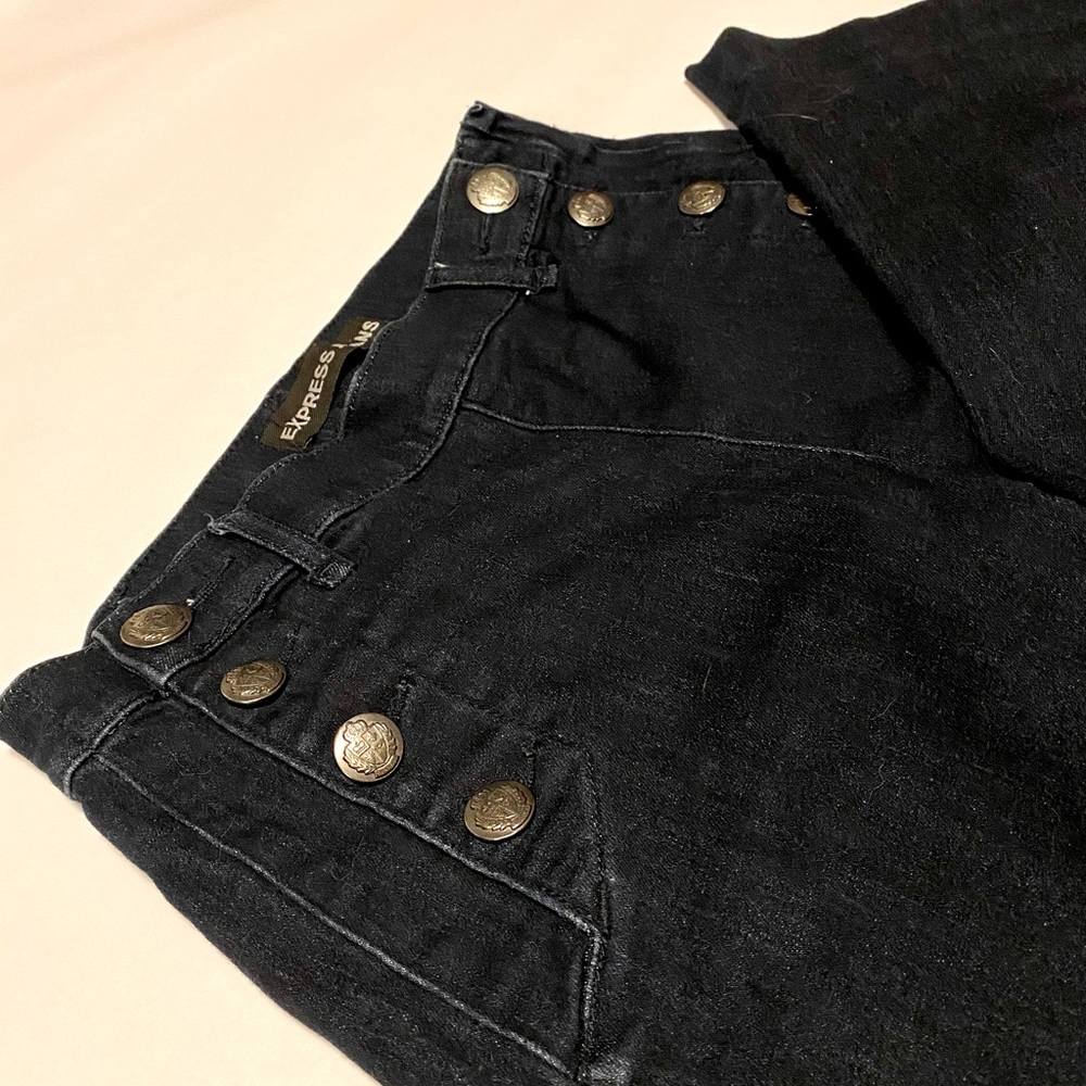 Super cute sailor style mid-rise bell flare jeans. Darkwash size 4!